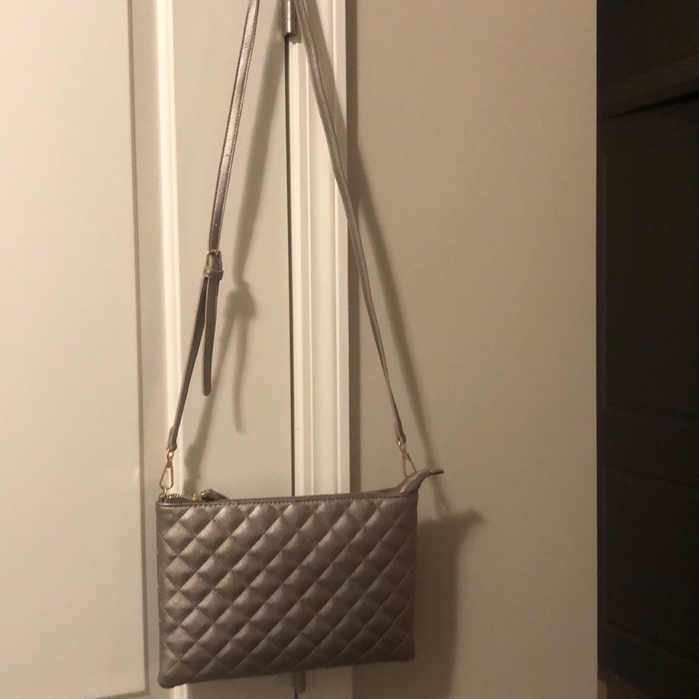 NWT pewter quilted began cross body purse!